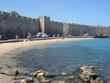 Rodos'un eski şehir duvarları